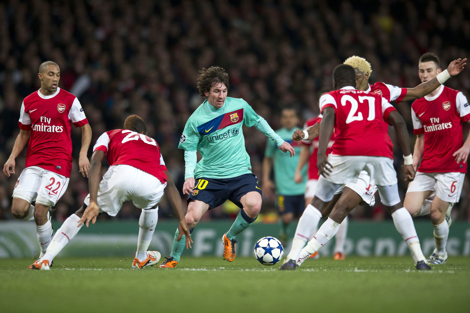 Lionel Messi surrounded by five Arsenal players.
