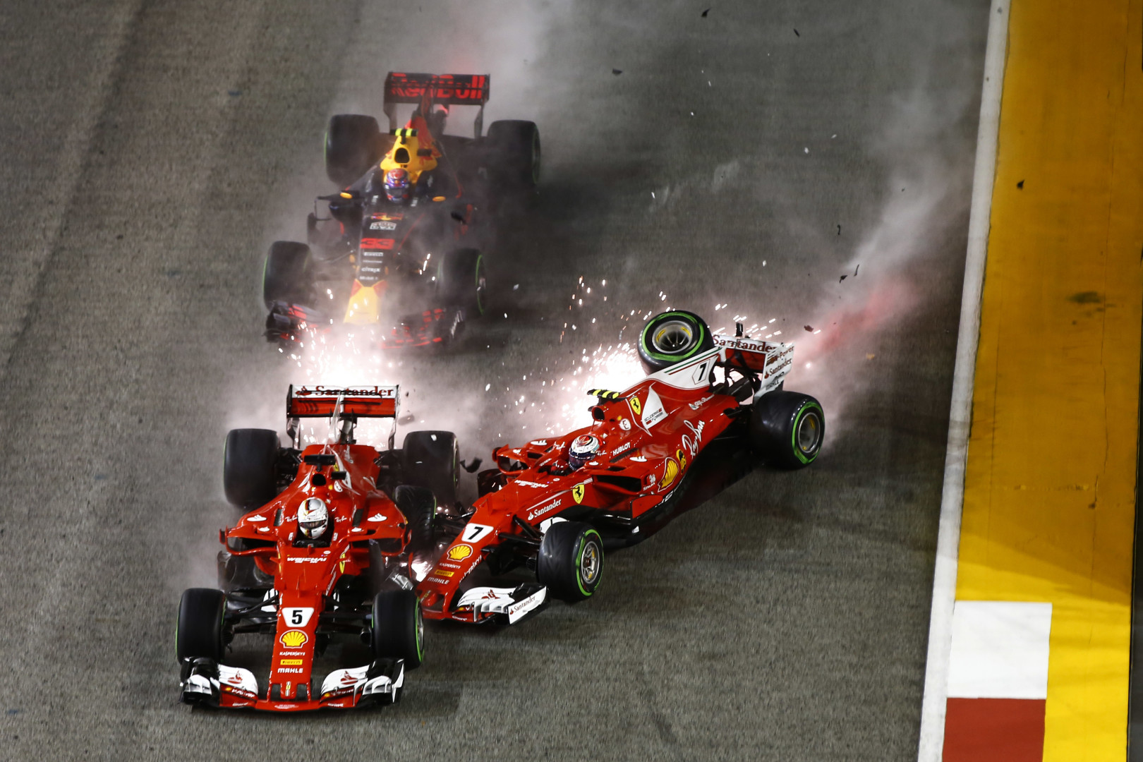 Crash between Vettel and Raikkonen, in two Santander cars on the race track.