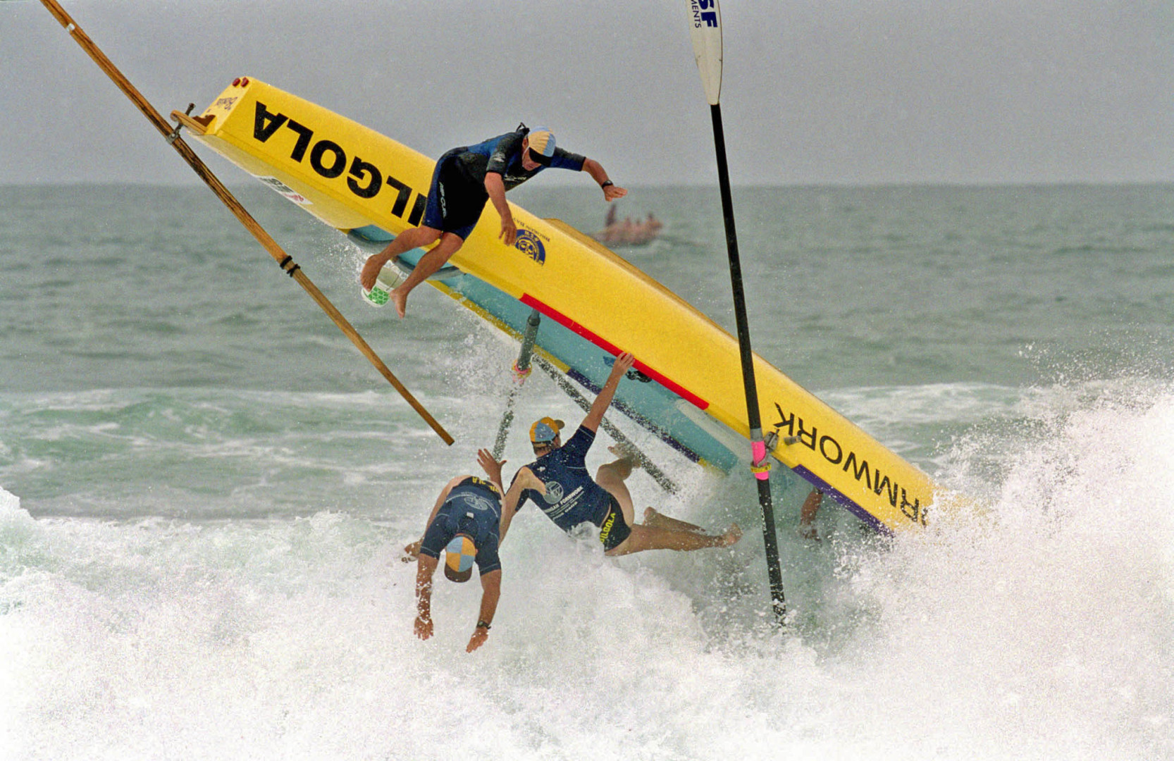Bilgola offshore rowing team thrown from boat in wave wipe out.
