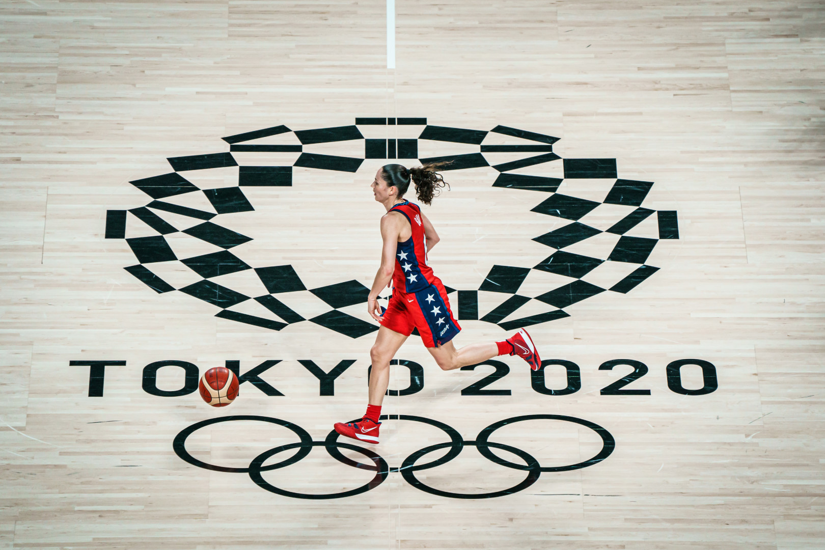 Female USA player running the length of the court at the Tokyo 2020 olympic games.